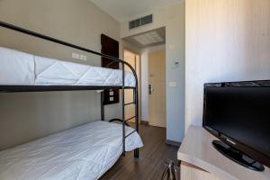 Ένα ή περισσότερα κρεβάτια σε δωμάτιο στο Hotel Aiglon