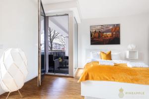 Dormitorio blanco con cama y puerta de cristal en Pineapple Apartments Dresden Zwinger IV - 65 qm - 1x free parking en Dresden