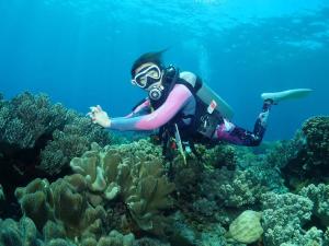 una persona con una máscara de snorkel en un arrecife de coral en Oceanism海洋主义潜水度假酒店 en Dumaguete