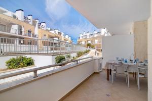 un balcone di un edificio con tavolo e sedie di Maré Cheia Sl015 a Santa Luzia