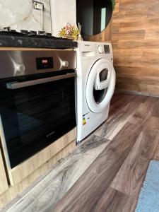 a washer and dryer sitting in a kitchen at Apartamente A&A in Târgu Ocna