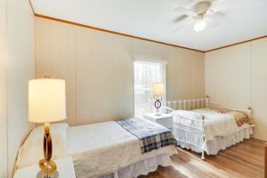 - une chambre avec 2 lits et un ventilateur de plafond dans l'établissement Cozy Louisa Cottage Stay with Fire Pit!, à Louisa