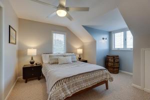 ein Schlafzimmer mit einem Bett und zwei Fenstern in der Unterkunft Spacious Hammondsport Home on 6 Acres with Lake View in Hammondsport