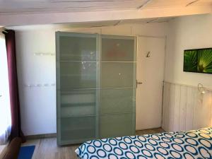 a glass closet in a bedroom with a bed at Maisonnette à Portissol, plages et Port à pieds! in Sanary-sur-Mer