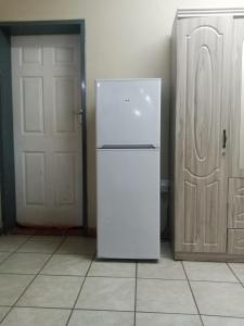 Dapur atau dapur kecil di C - Land guest house Meyerton