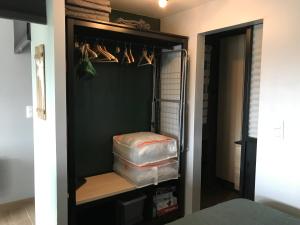 - un placard noir avec des chaussures et des sacs dans l'établissement Terrasse de Malmedy 348, à Malmedy