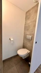 een badkamer met een wit toilet in een kamer bij Villeurbanne • T2 Fraternité • HostisY in Villeurbanne