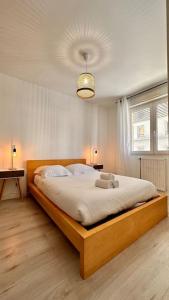 een slaapkamer met een groot bed in een kamer bij Villeurbanne • T2 Fraternité • HostisY in Villeurbanne