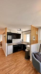 een woonkamer met een keuken en een bank bij Villeurbanne • T2 Fraternité • HostisY in Villeurbanne