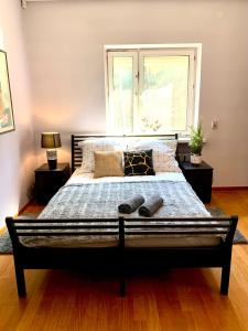 een slaapkamer met een groot bed en een raam bij ClickTheFlat Legionowo Apart Rooms in Legionowo