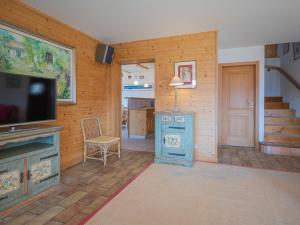 TV a/nebo společenská místnost v ubytování Chalet Six des Armailles by Interhome