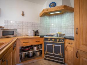 Kuchyň nebo kuchyňský kout v ubytování Chalet Six des Armailles by Interhome