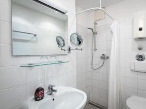 y baño blanco con lavabo y ducha. en Apartment An der Mosel by Interhome, en Traben-Trarbach