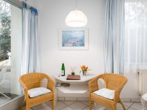 2 sillas y una mesa en una habitación con ventana en Apartment An der Mosel by Interhome, en Traben-Trarbach