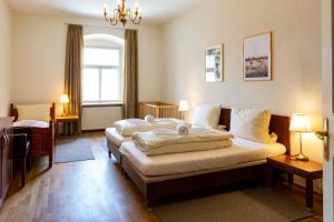 ein Schlafzimmer mit einem großen Bett in einem Zimmer in der Unterkunft Hotel Schyrenhof in Scheyern