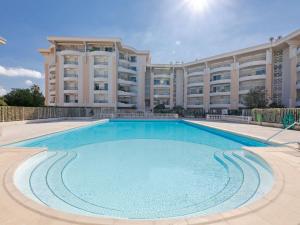 una gran piscina frente a un gran edificio en Apartment L'Open-1 by Interhome en Fréjus