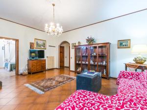 un soggiorno con divano e tavolo di Apartment Serena by Interhome a Montecatini Val di Cecina