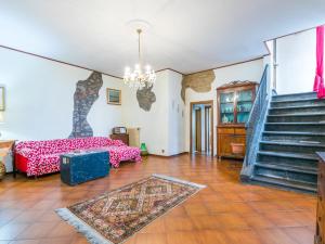 un soggiorno con letto e scala di Apartment Serena by Interhome a Montecatini Val di Cecina