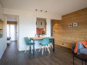 オヴロナにあるApartment Plein Soleil A 9 by Interhomeのキッチン、リビングルーム(テーブル、椅子付)
