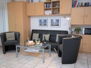 ノルトダイヒにあるApartment Seemöwe by Interhomeのリビングルーム(ソファ、テーブル、椅子付)