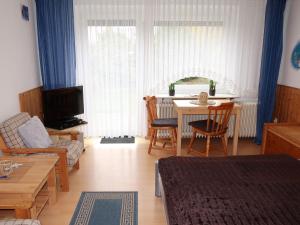 ein Wohnzimmer mit einem Bett und einem Tisch in der Unterkunft Apartment Rosengrund by Interhome in Büsum