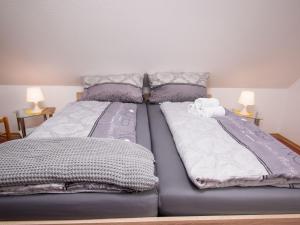 zwei nebeneinander stehende Betten in einem Schlafzimmer in der Unterkunft Apartment Schonerweg by Interhome in Norddeich