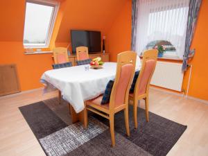 ein Esszimmer mit einem weißen Tisch und Stühlen in der Unterkunft Apartment Schonerweg by Interhome in Norddeich + 33 Fotos