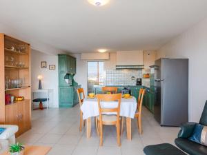cocina y comedor con mesa y sillas en Apartment L'Aétius by Interhome, en Fréjus
