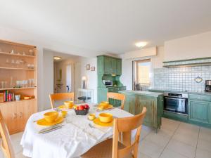 una cocina con una mesa con platos amarillos. en Apartment L'Aétius by Interhome, en Fréjus