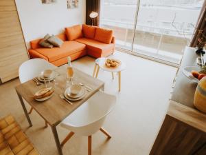 ein Wohnzimmer mit einem Tisch und einem Sofa in der Unterkunft Studio Seastar by Interhome in Bredene