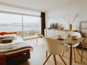 Schlafzimmer mit einem Bett, einem Tisch und Stühlen in der Unterkunft Studio Seastar by Interhome in Bredene