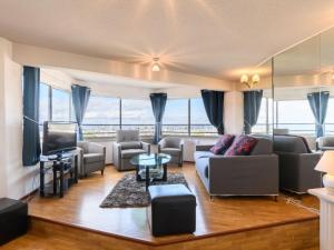 uma sala de estar com um sofá e uma televisão em Apartment Grand voile by Interhome em Arcachon