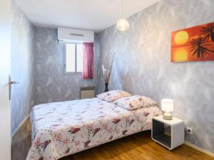 um quarto com uma cama e um quadro na parede em Apartment Grand voile by Interhome em Arcachon