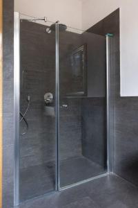 een douche met een glazen deur in de badkamer bij ClickTheFlat Legionowo Apart Rooms in Legionowo