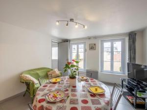 Μια τηλεόραση ή/και κέντρο ψυχαγωγίας στο Holiday Home Le Champ des Mouettes by Interhome