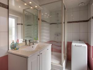 Ένα μπάνιο στο Holiday Home Le Champ des Mouettes by Interhome