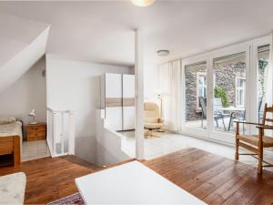 トラーベン・トラーバッハにあるHoliday Home Häuschen by Interhomeの白い部屋(ベッド1台、テーブル付)
