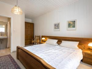 een slaapkamer met een groot bed in een kamer bij Holiday Home Häuschen by Interhome in Traben-Trarbach