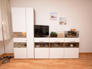 En tv och/eller ett underhållningssystem på Apartment Düne by Interhome