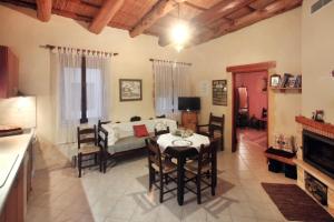 Il comprend une cuisine et un salon avec une table et un lit. dans l'établissement 2 bedrooms house with furnished terrace at Georgioupoli 3 km away from the beach, à Georgioúpoli