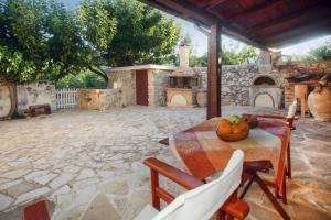 einen Tisch mit einer Obstschale auf einer Terrasse in der Unterkunft 2 bedrooms house with furnished terrace at Georgioupoli 3 km away from the beach in Georgioupoli