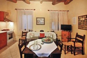 cocina y sala de estar con mesa y sillas en 2 bedrooms house with furnished terrace at Georgioupoli 3 km away from the beach, en Georgioupolis