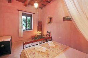 - une chambre avec un lit, une fenêtre et une table dans l'établissement 2 bedrooms house with furnished terrace at Georgioupoli 3 km away from the beach, à Georgioúpoli