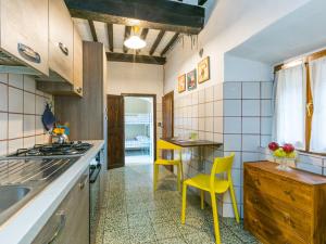 モンテカティーニ・ヴァル・ディ・チェーチナにあるHoliday Home La Vecchia Bottega by Interhomeの小さなキッチン(黄色の椅子付)