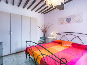 蒙泰卡蒂尼瓦爾迪切奇納的住宿－Holiday Home La Vecchia Bottega by Interhome，一间卧室配有一张大床和色彩缤纷的毯子