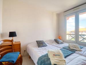 twee bedden in een kamer met een raam bij Apartment Bleu Marine-6 by Interhome in Fréjus