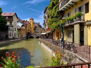 widok na rzekę w mieście z budynkami w obiekcie Teranga au coeur de la ville w Annecy