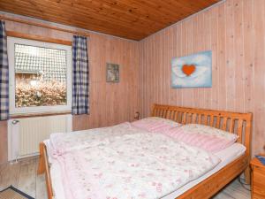 オッテルンドルフにあるHoliday Home Achtern Diek by Interhomeのベッドルーム(ベッド1台、窓付)