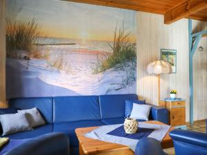 オッテルンドルフにあるHoliday Home Achtern Diek by Interhomeのリビングルーム(青いソファ付)