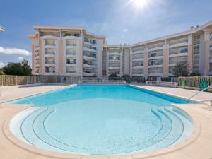 una gran piscina frente a un gran edificio en Apartment L'Open-5 by Interhome, en Fréjus